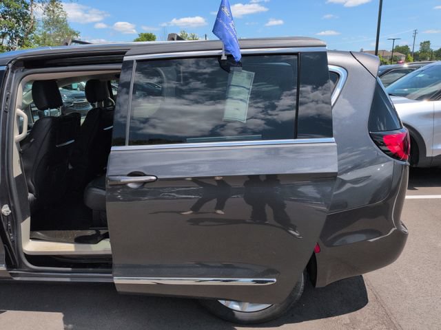 Used 2018 Chrysler Pacifica Touring-L Plus w/ Tire & Wheel Group FWD image 22