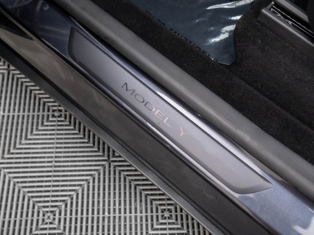 Used 2026 Tesla Model Y 2WD image 15