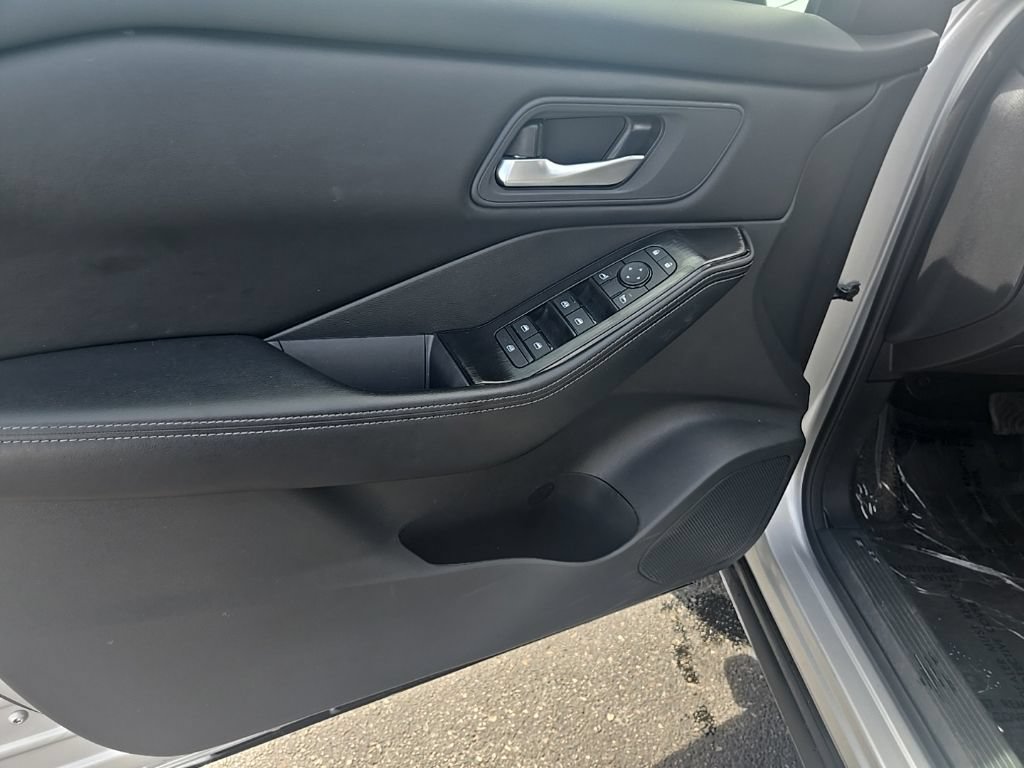 Used 2025 Nissan Rogue SV AWD/4WD image 9