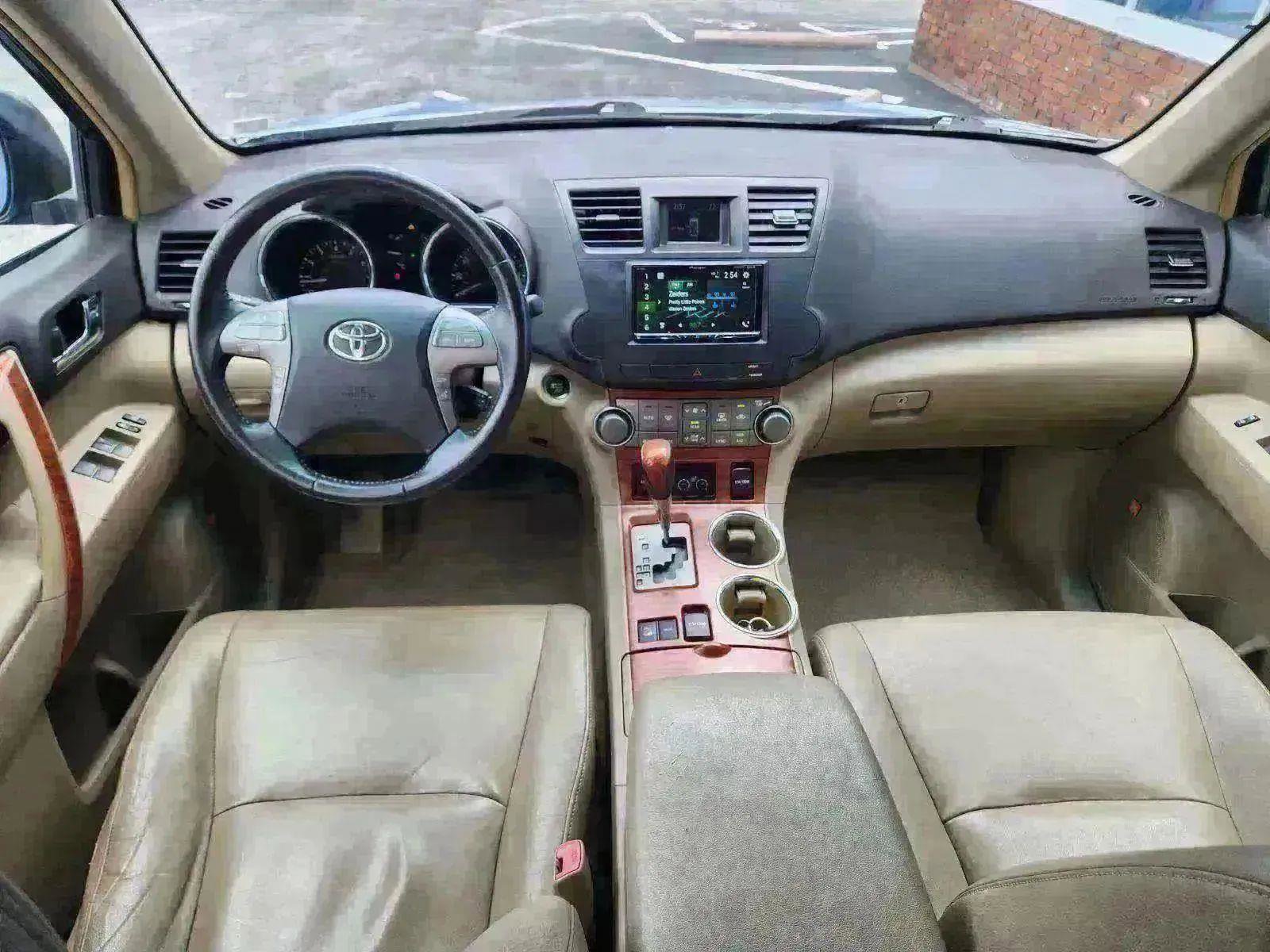 Used 2010 Toyota Highlander Limited image 3