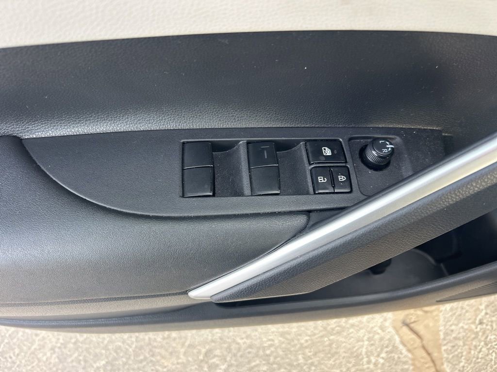 Used 2023 Toyota Corolla Cross L image 4