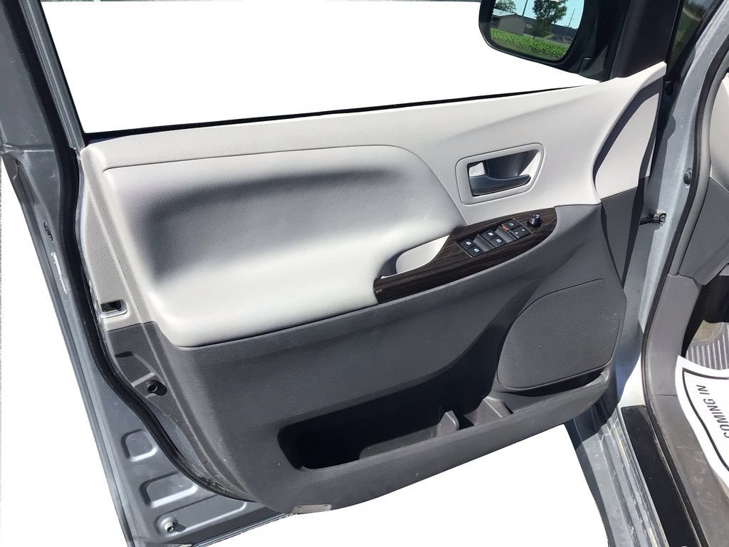 Used 2019 Toyota Sienna XLE w/ Carpet Mat Package FWD image 20