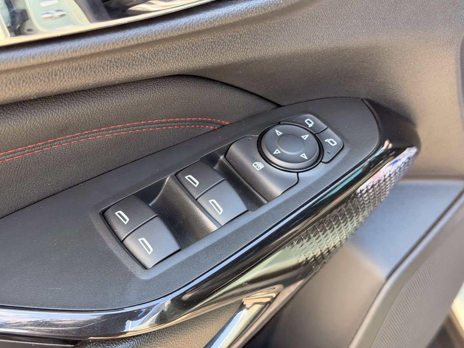 Used 2024 Chevrolet Trax RS w/ Sunroof Package FWD image 23