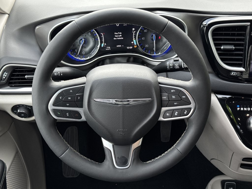 Used 2024 Chrysler Pacifica Touring-L FWD image 23
