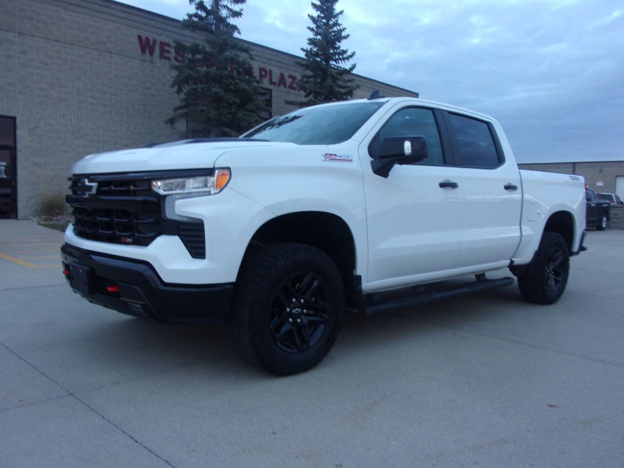 Used 2025 Chevrolet Silverado 1500 LT Trail Boss w/ Convenience Package II image 2