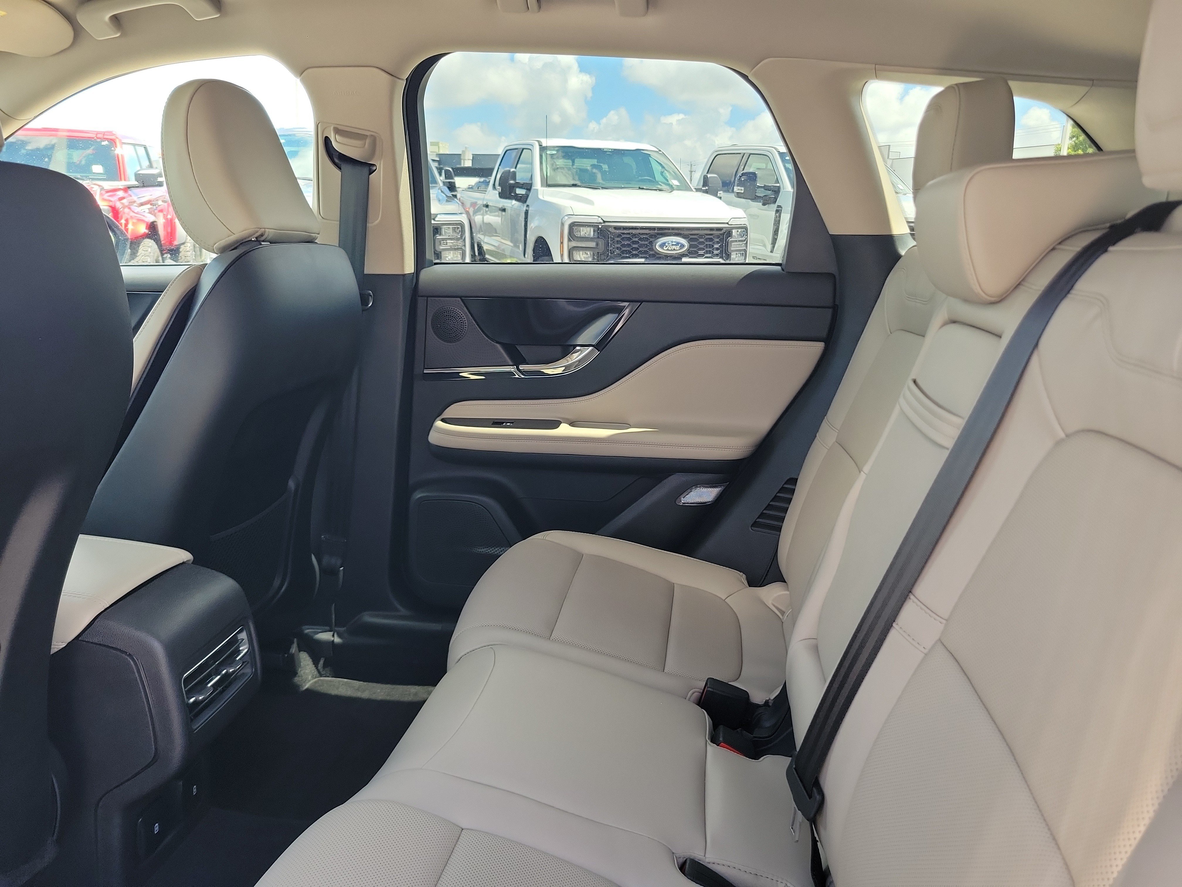 Used 2025 Lincoln Corsair Reserve FWD image 13