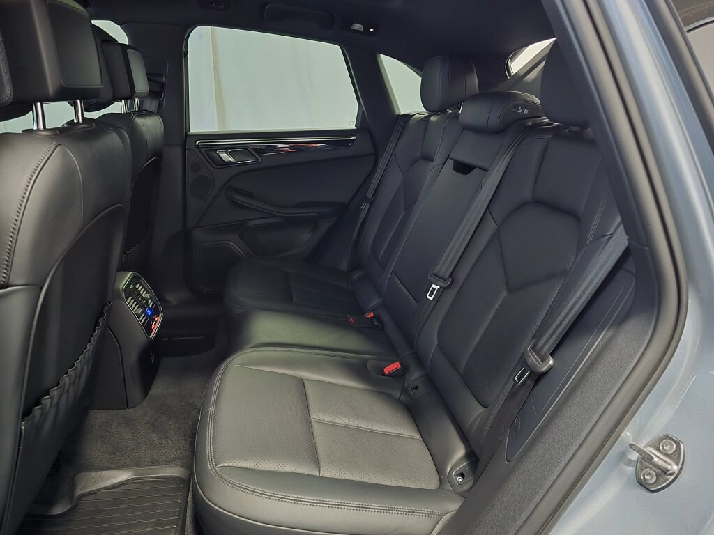 Certified 2023 Porsche Macan AWD/4WD image 20