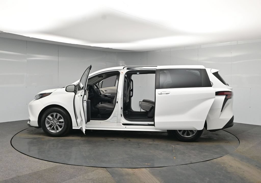 Used 2022 Toyota Sienna LE FWD image 42