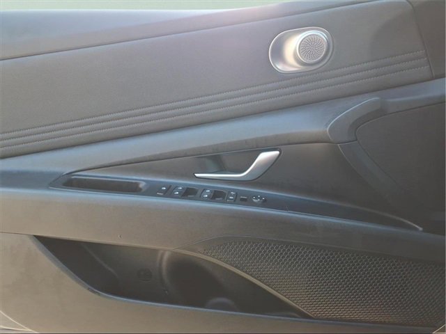 Used 2025 Hyundai Elantra SEL image 16