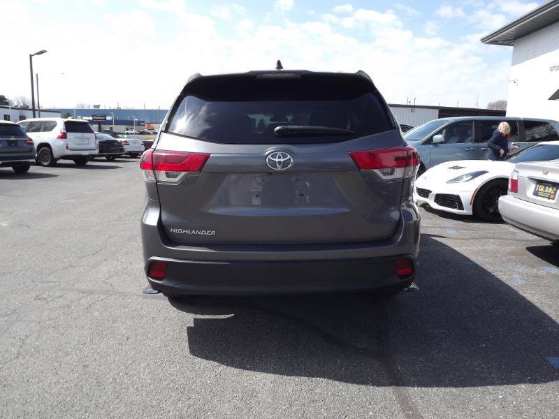 Used 2017 Toyota Highlander LE w/ Carpet Mat Package FWD image 4