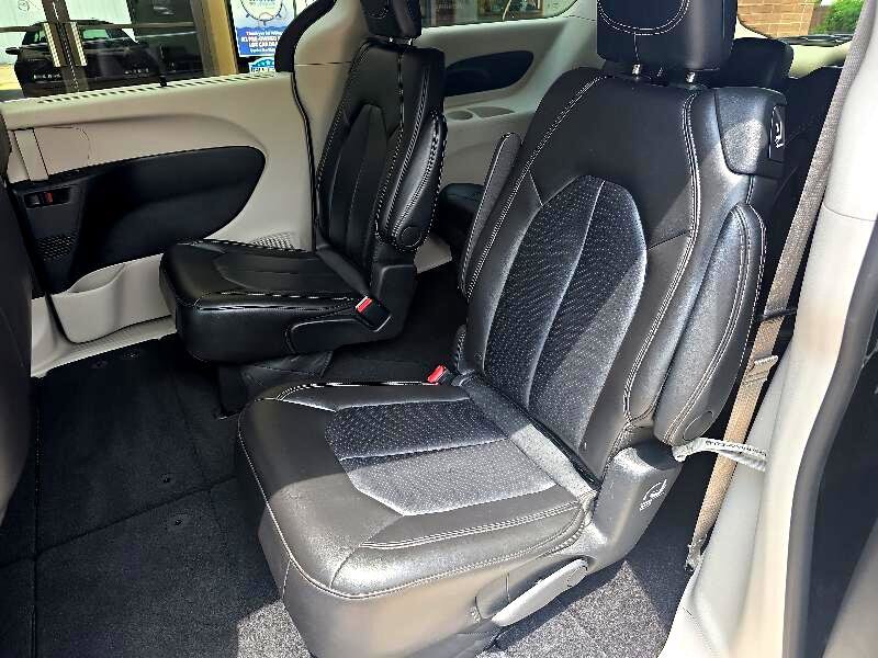 Used 2024 Chrysler Pacifica Touring-L image 8