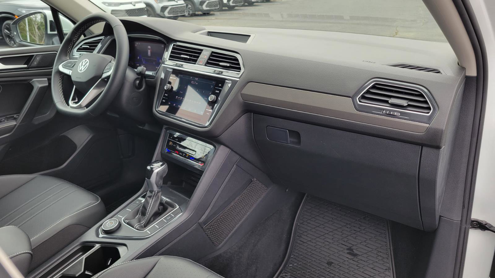 Certified 2023 Volkswagen Tiguan SE w/ Panoramic Sunroof Package image 39