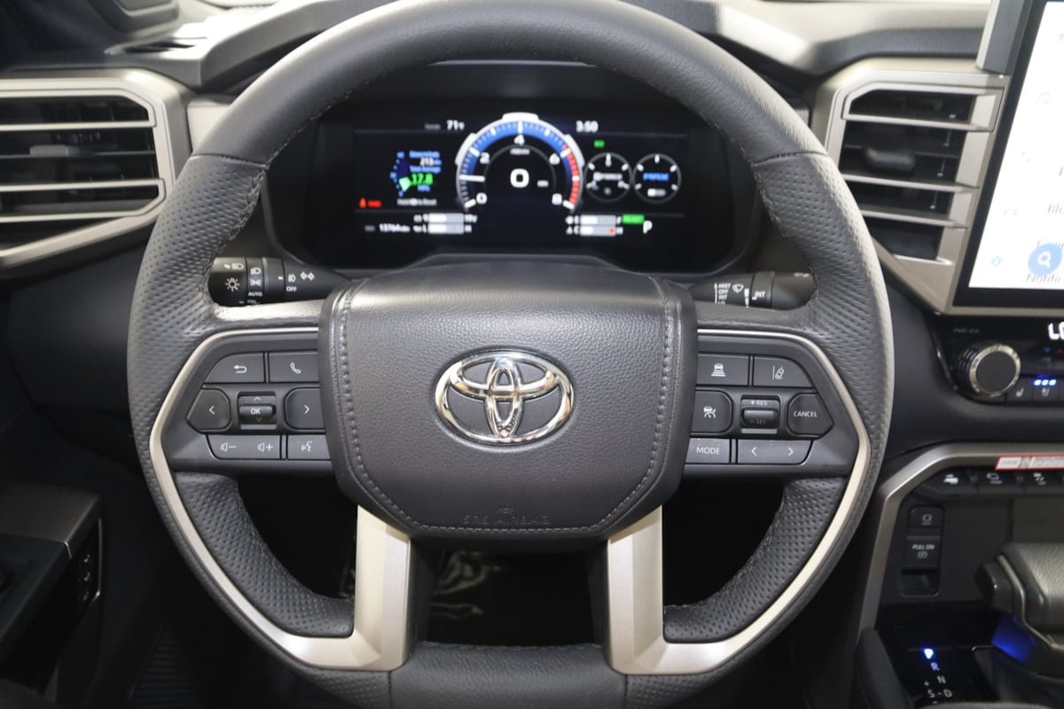Used 2025 Toyota Tundra Limited AWD/4WD image 35
