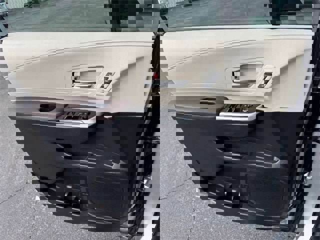 Used 2023 Toyota Sienna Platinum image 16