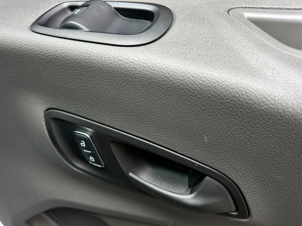Used 2023 Ford E-Transit Medium Roof image 17