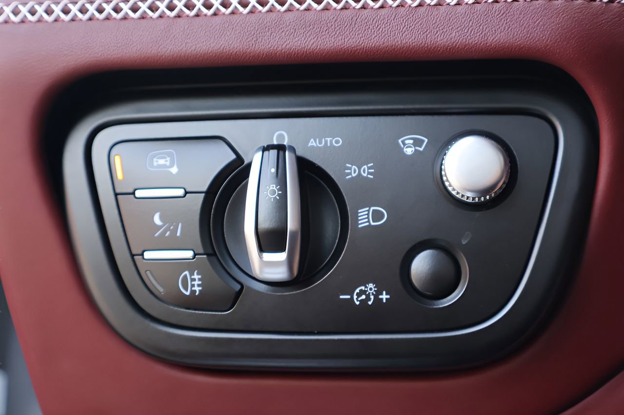 Used 2020 Bentley Bentayga image 21