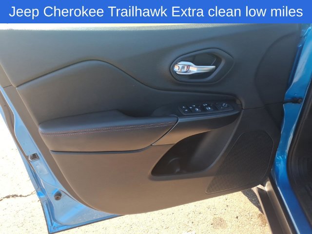 Used 2019 Jeep Cherokee Trailhawk w/ Comfort/Convenience Group AWD/4WD image 8