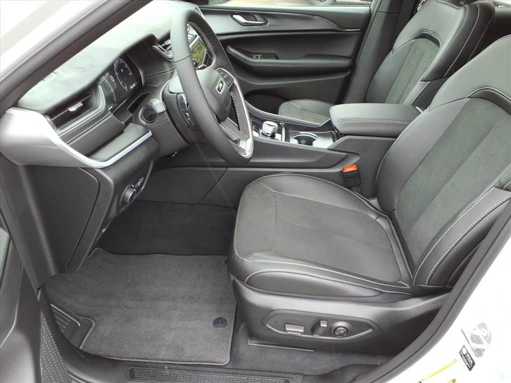 New 2025 Jeep Grand Cherokee L Altitude image 10