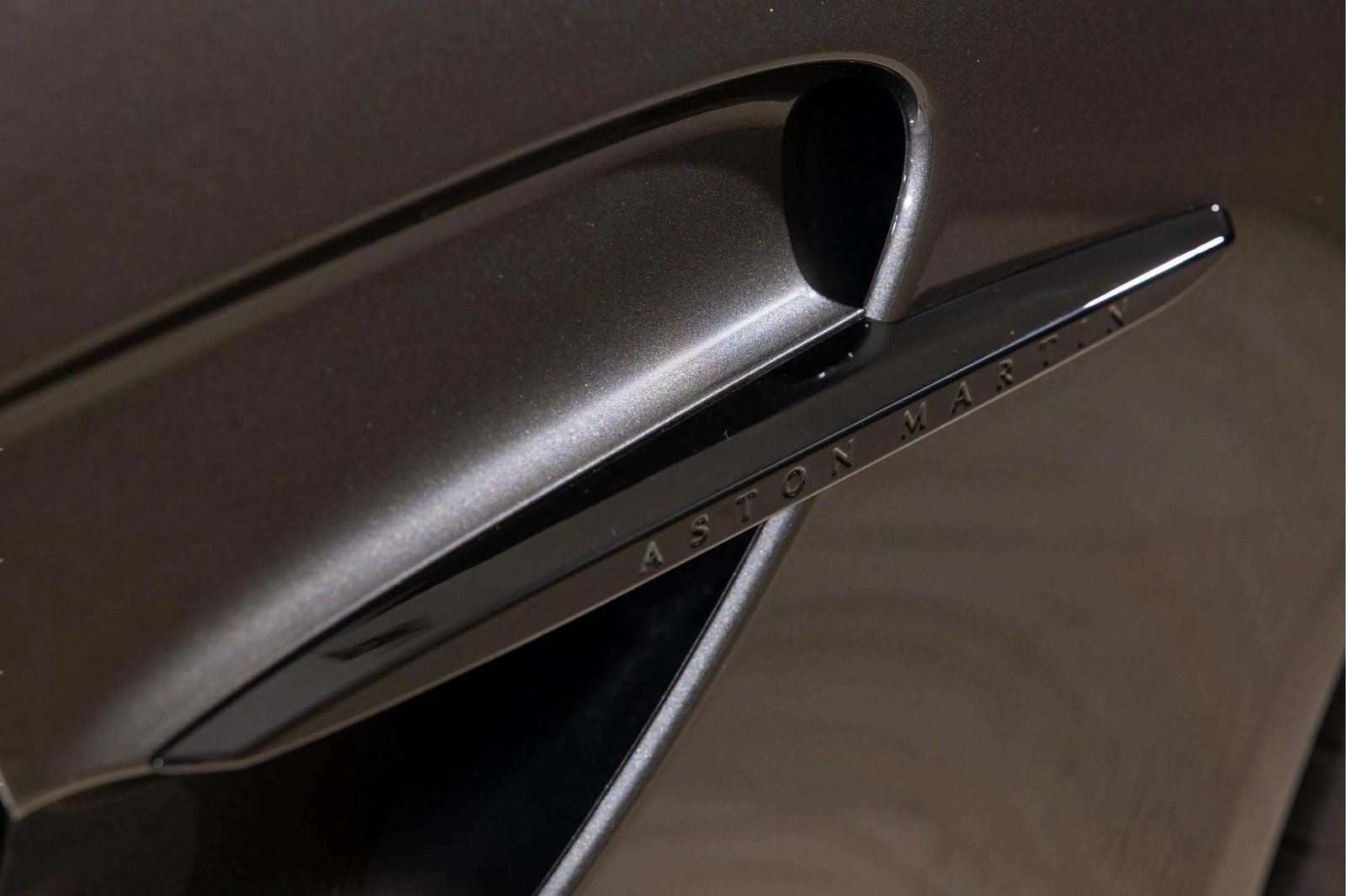 Used 2025 Aston Martin V8 Vantage Coupe RWD image 10