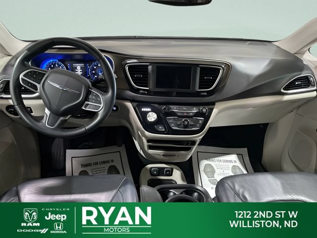 Used 2018 Chrysler Pacifica Touring-L FWD image 8