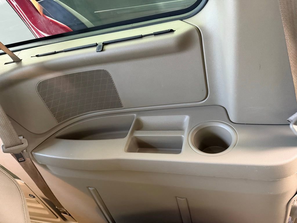 Used 2016 Chrysler Town & Country Touring-L image 45