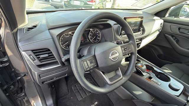 Used 2025 Nissan Rogue S image 31