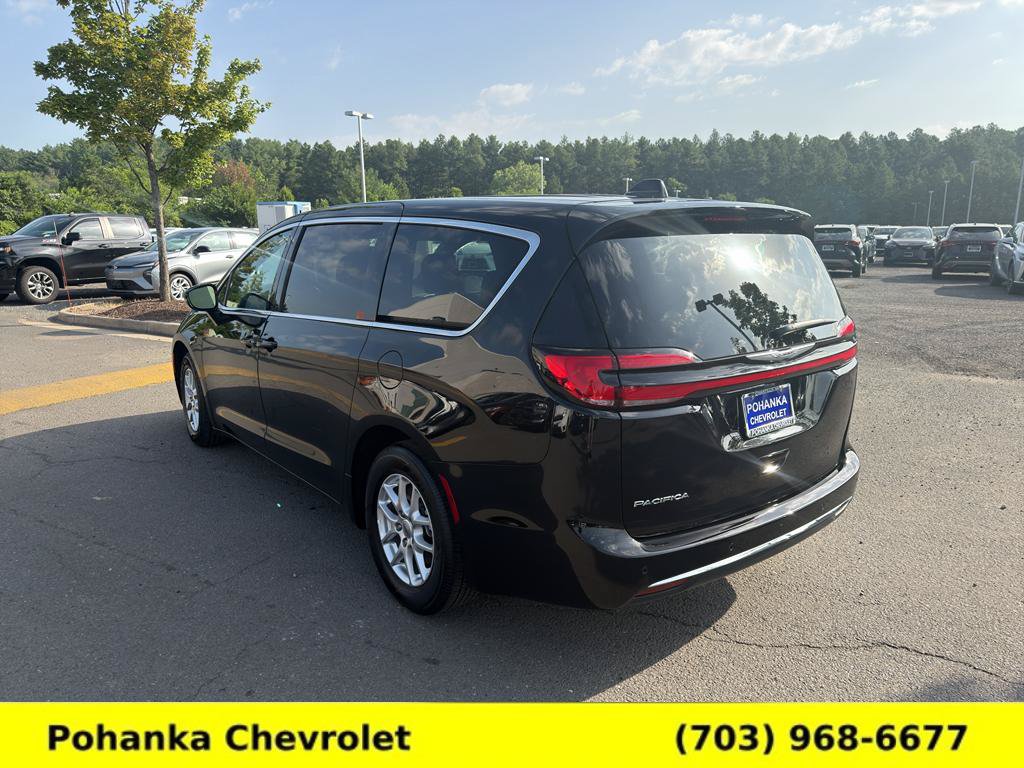 Used 2025 Chrysler Pacifica Select FWD image 5