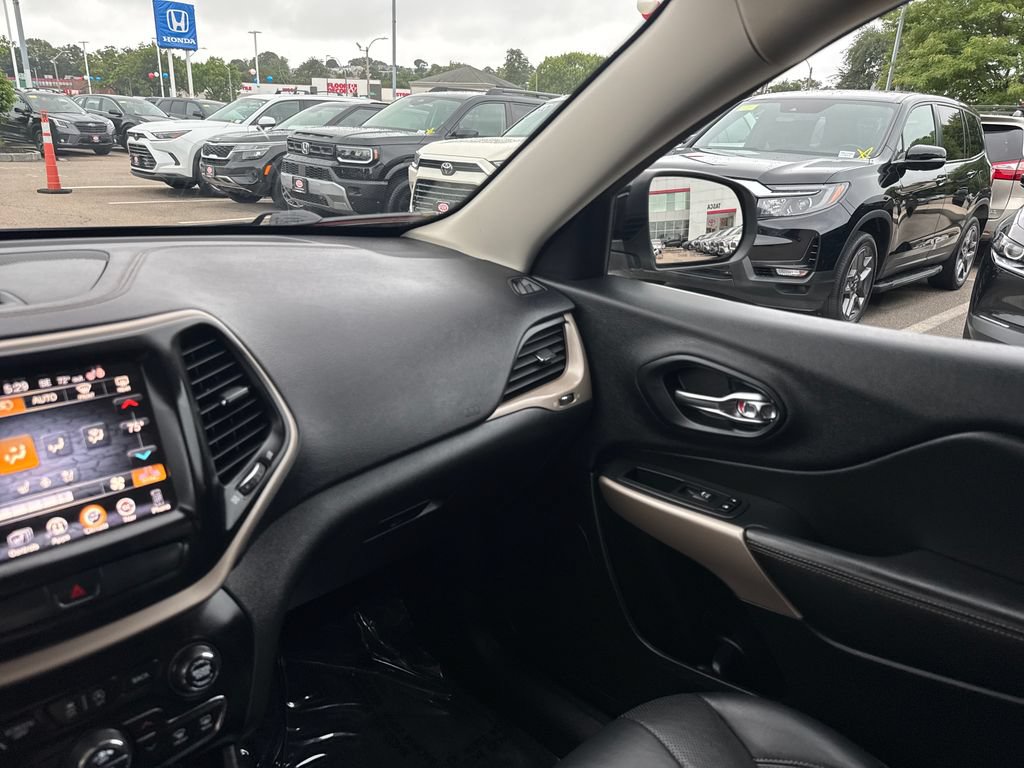 Used 2017 Jeep Cherokee Limited w/ Luxury Group FWD image 30