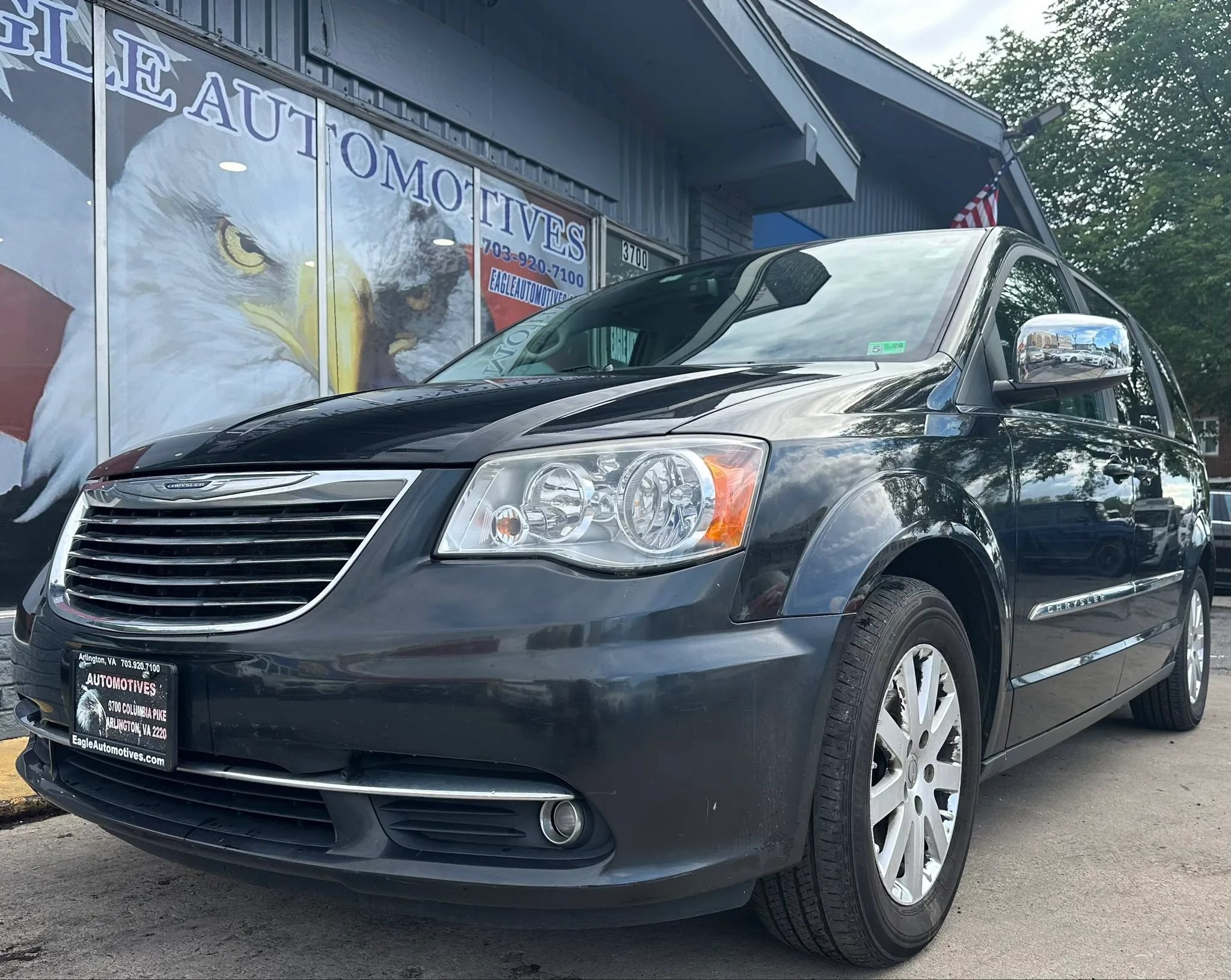 Used 2011 Chrysler Town & Country Touring-L w/ Driver Convenience Group FWD image 7