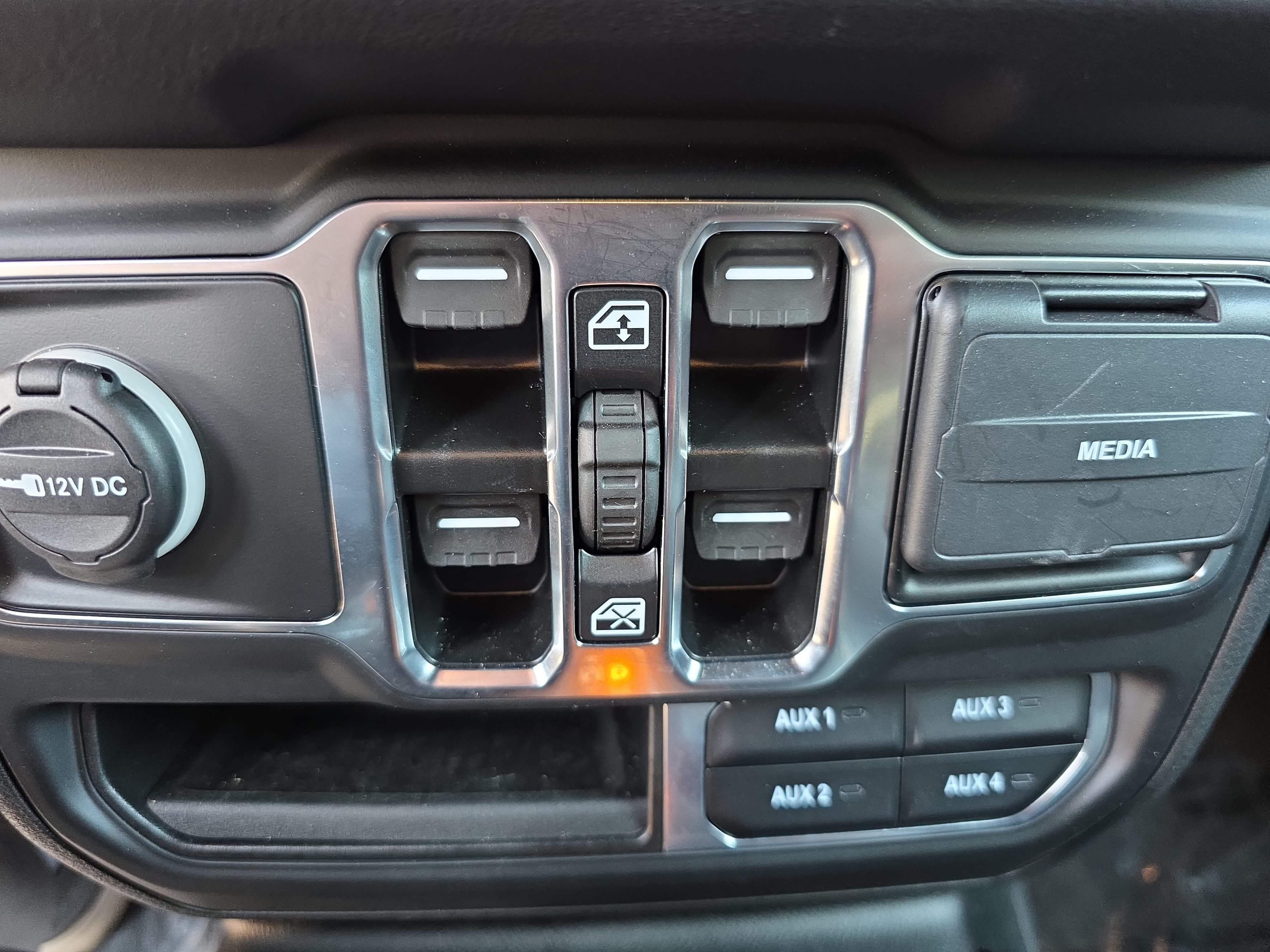 Used 2024 Jeep Wrangler Unlimited Sahara w/ Safety Group AWD/4WD image 25