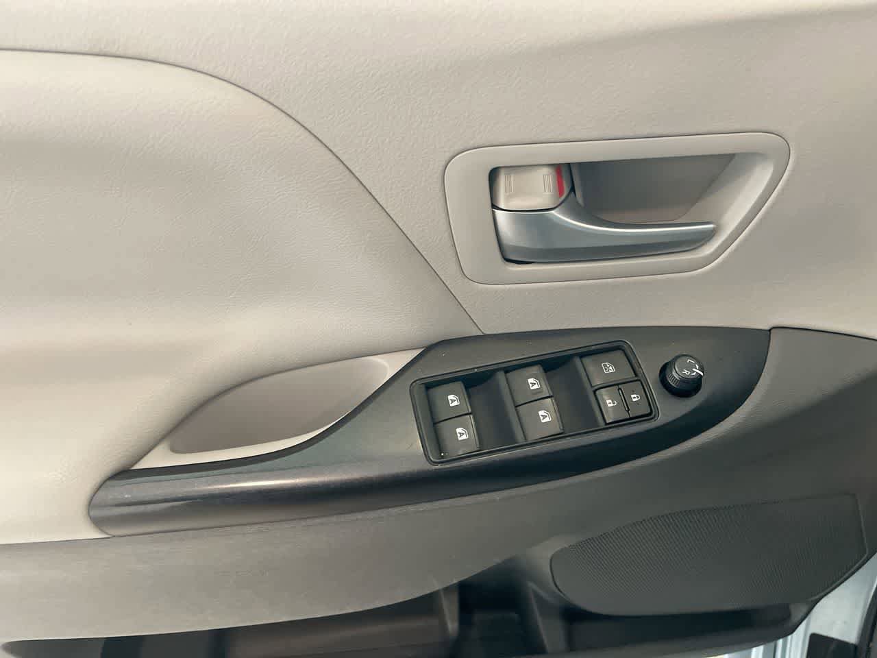 Used 2015 Toyota Sienna LE image 13