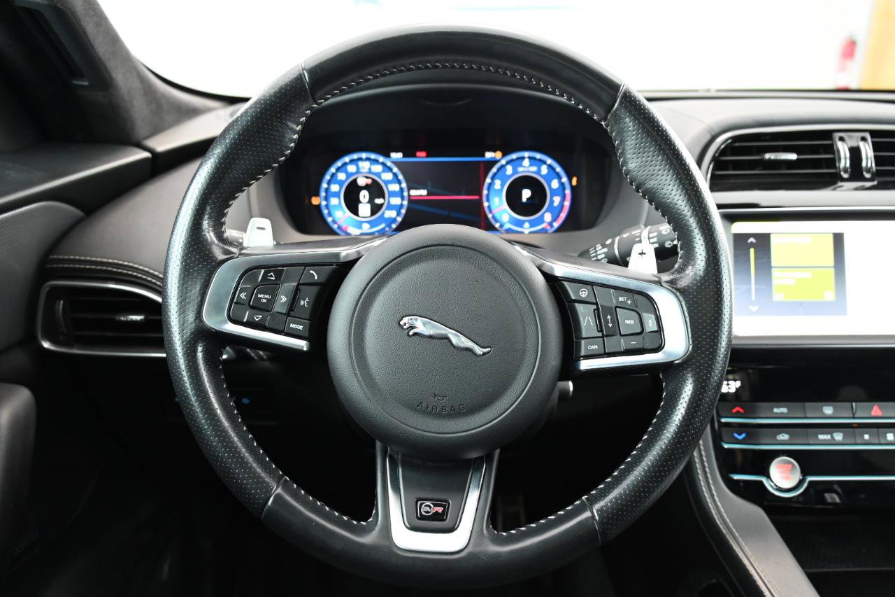 Used 2020 Jaguar F-PACE SVR image 27