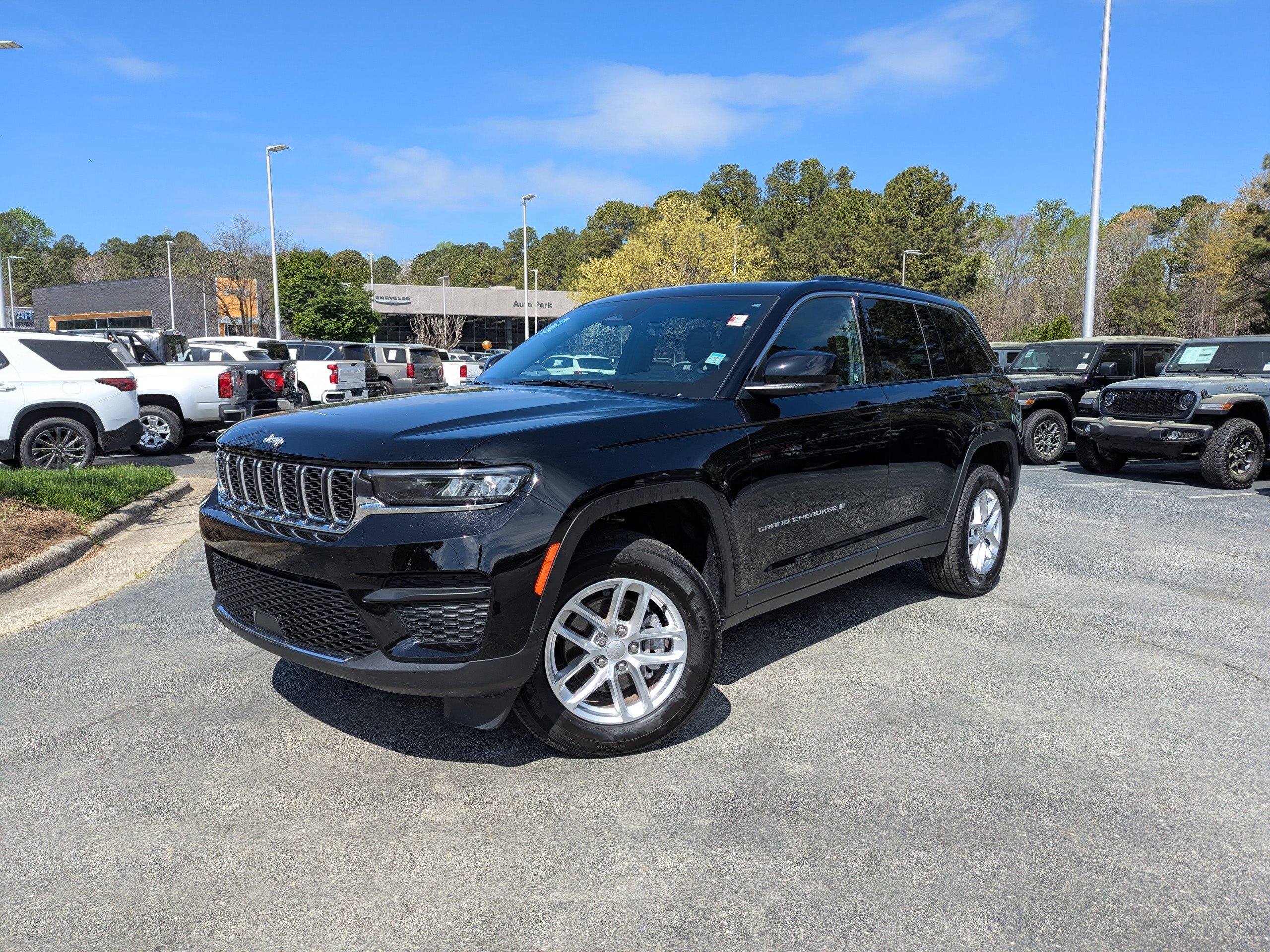 Certified 2025 Jeep Grand Cherokee Laredo X w/ Luxury Tech Group I image 1