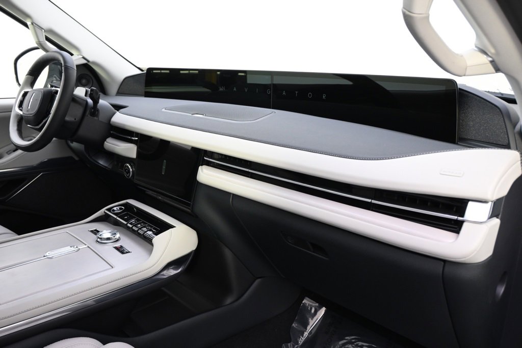 New 2025 Lincoln Navigator Reserve image 15