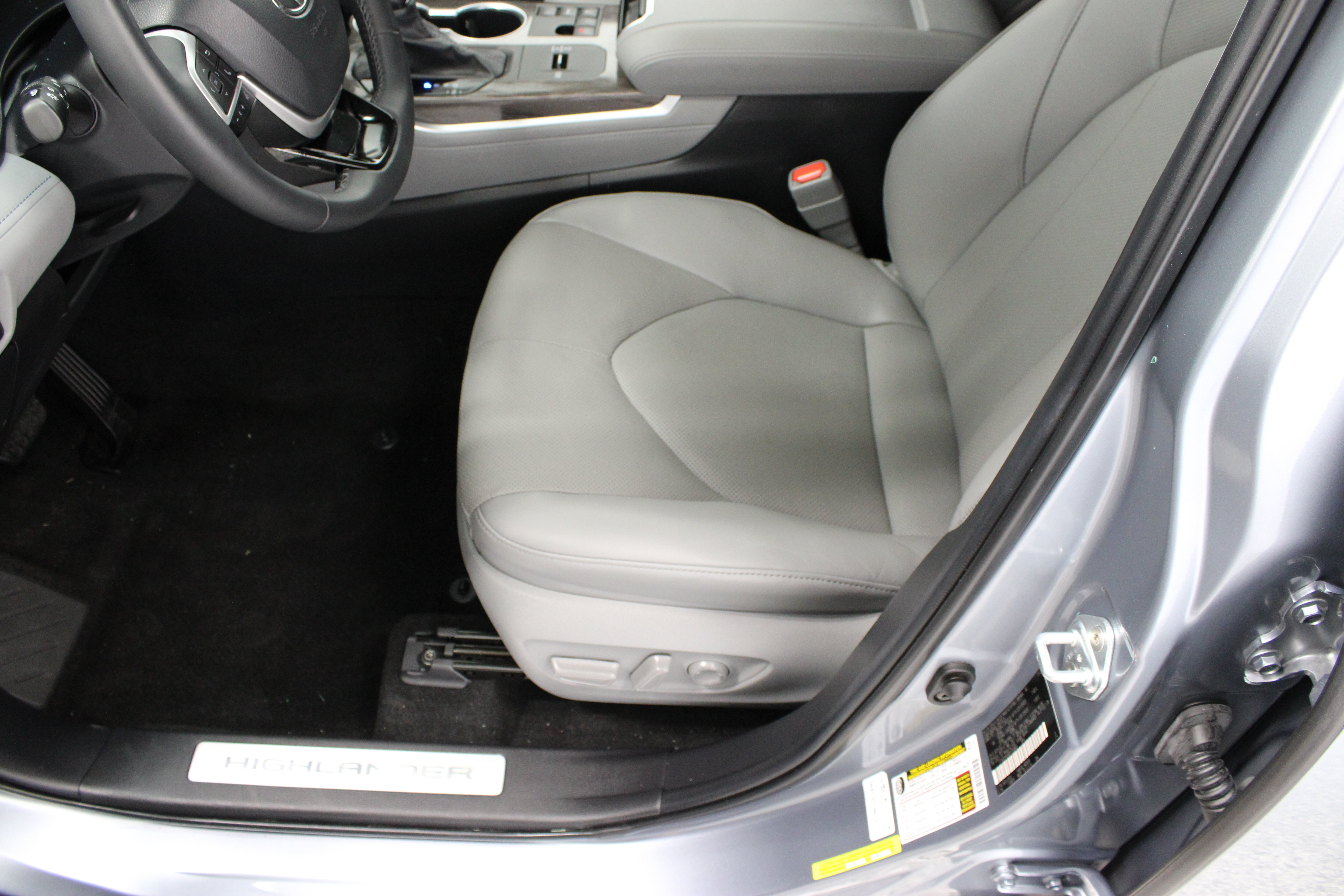 Used 2024 Toyota Highlander Limited FWD image 15