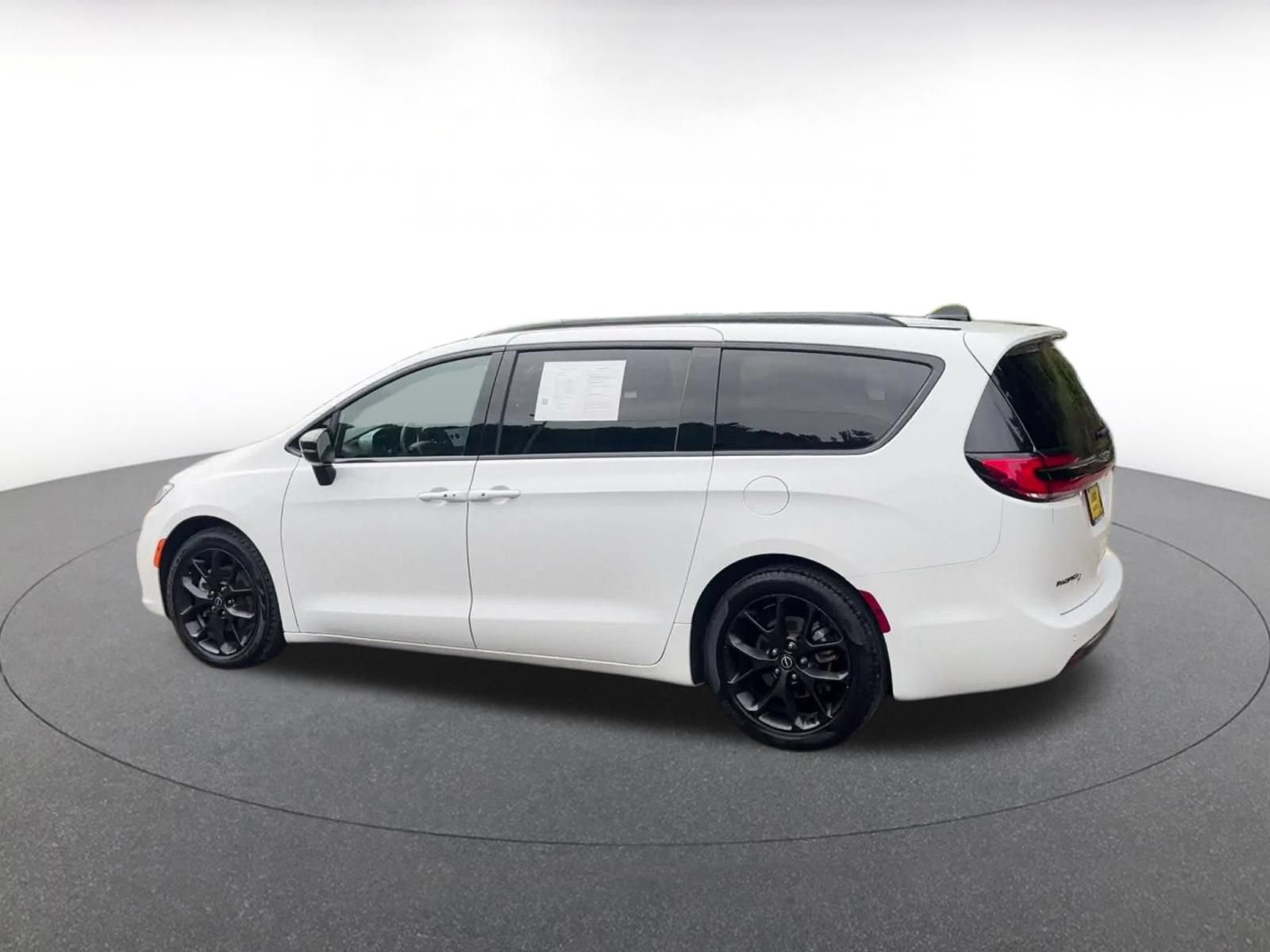 Used 2025 Chrysler Pacifica Limited FWD image 9