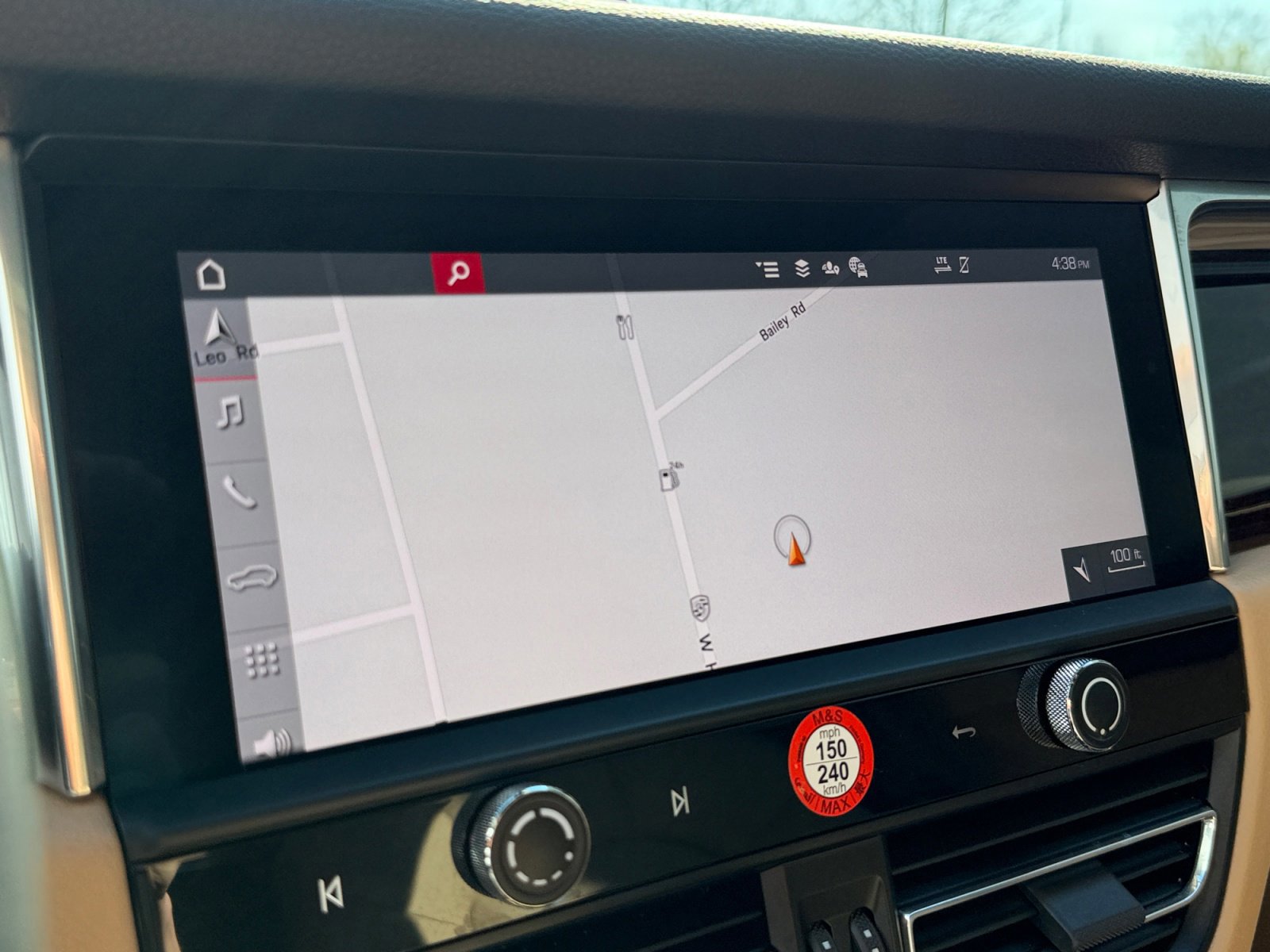 Certified 2025 Porsche Macan AWD/4WD image 19