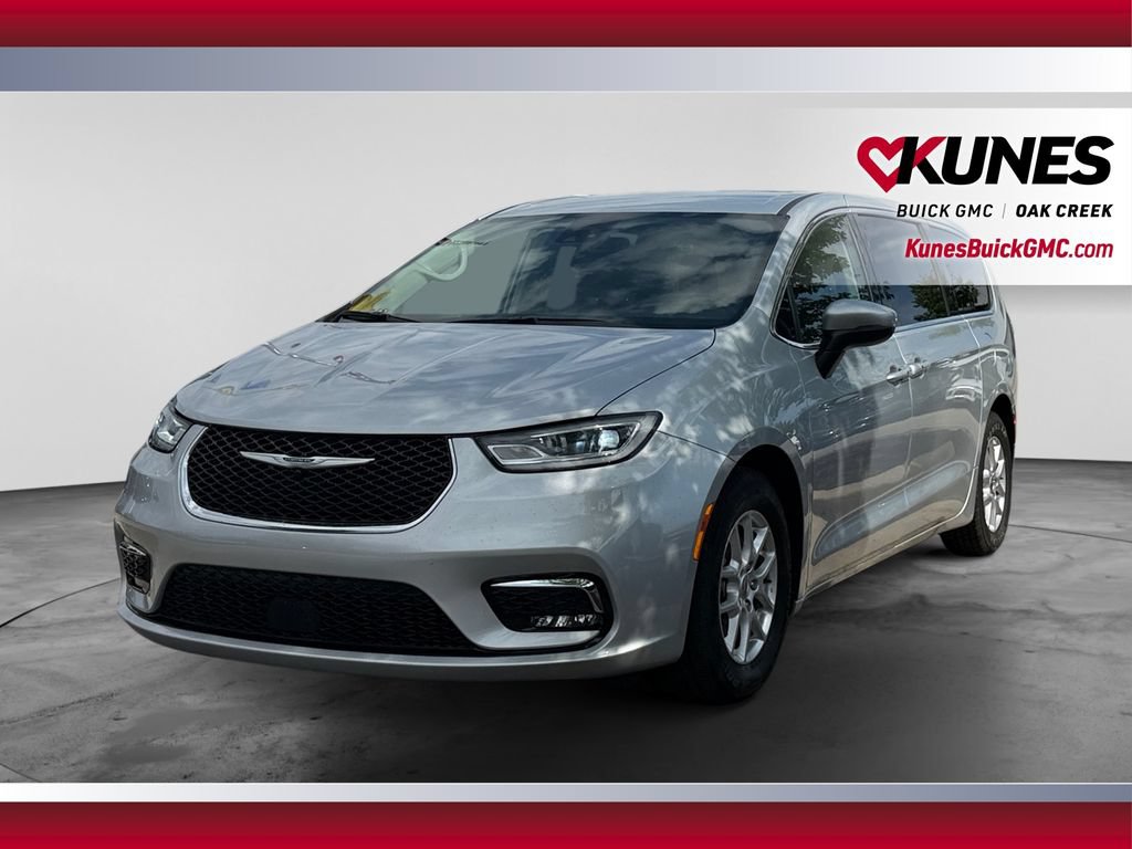 Used 2023 Chrysler Pacifica Touring-L FWD image 5
