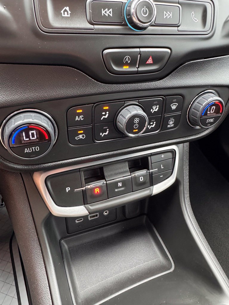 Used 2024 GMC Terrain SLE w/ Driver Convenience Package FWD image 19