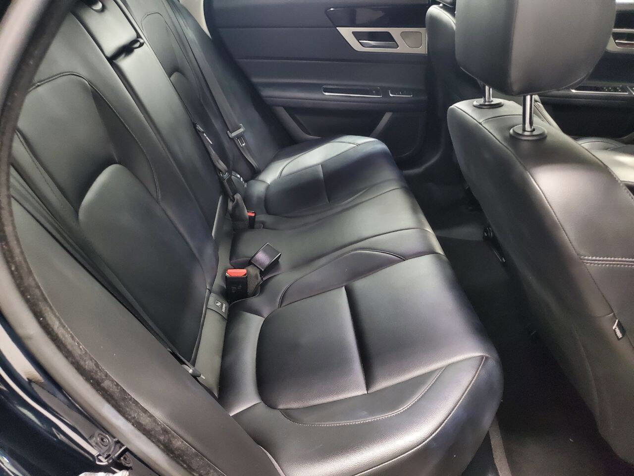 Used 2016 Jaguar XF Premium image 17