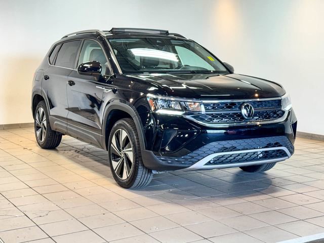 Used 2024 Volkswagen Taos SE w/ Panoramic Sunroof Package image 3