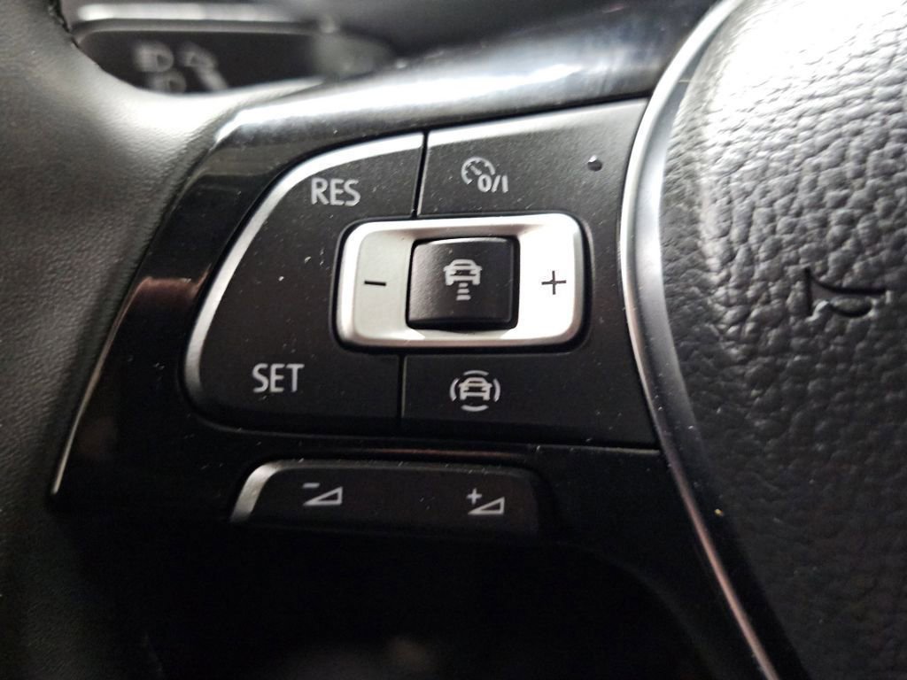 Used 2020 Volkswagen Tiguan SEL image 13