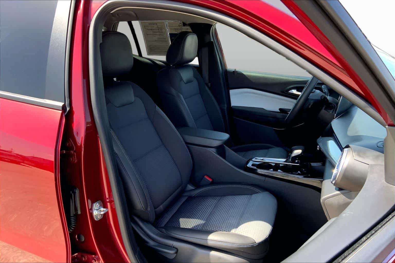 Used 2025 Chevrolet Trax LT FWD image 9
