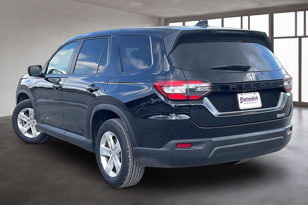 Used 2023 Honda Pilot LX image 4