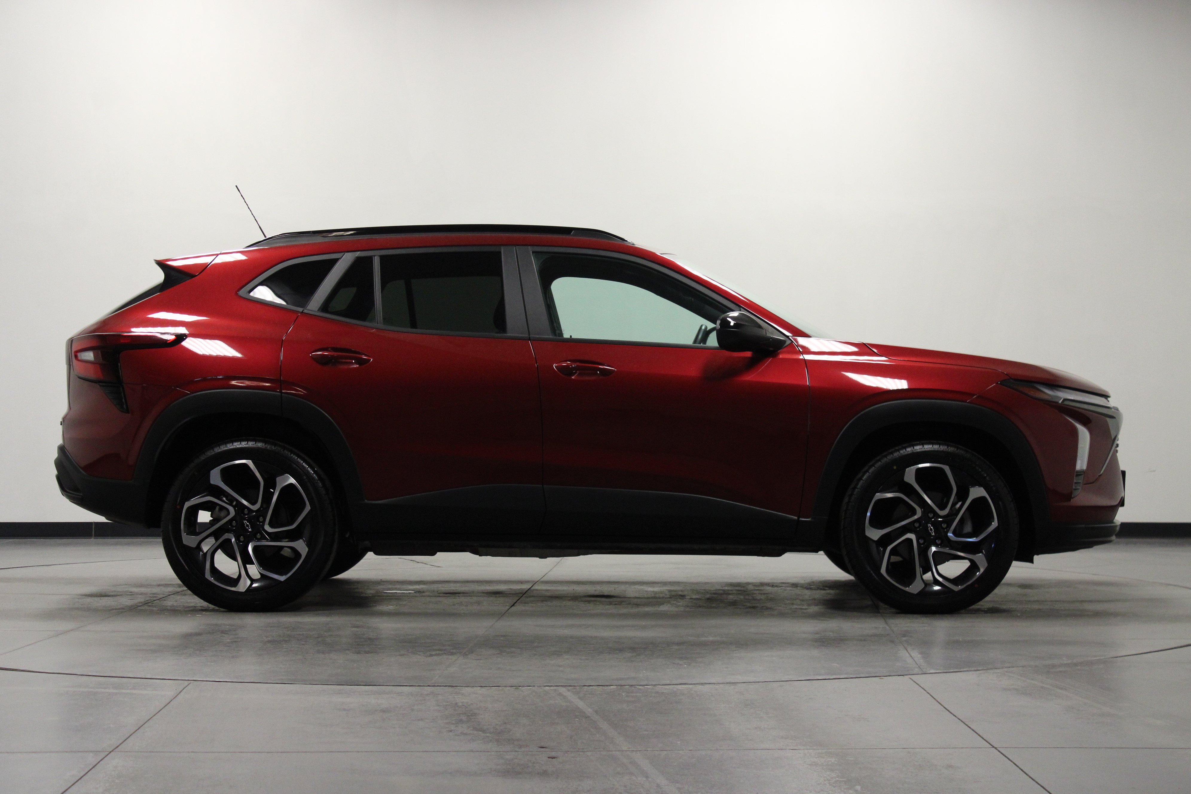Used 2025 Chevrolet Trax RS w/ Driver Confidence Package FWD image 3