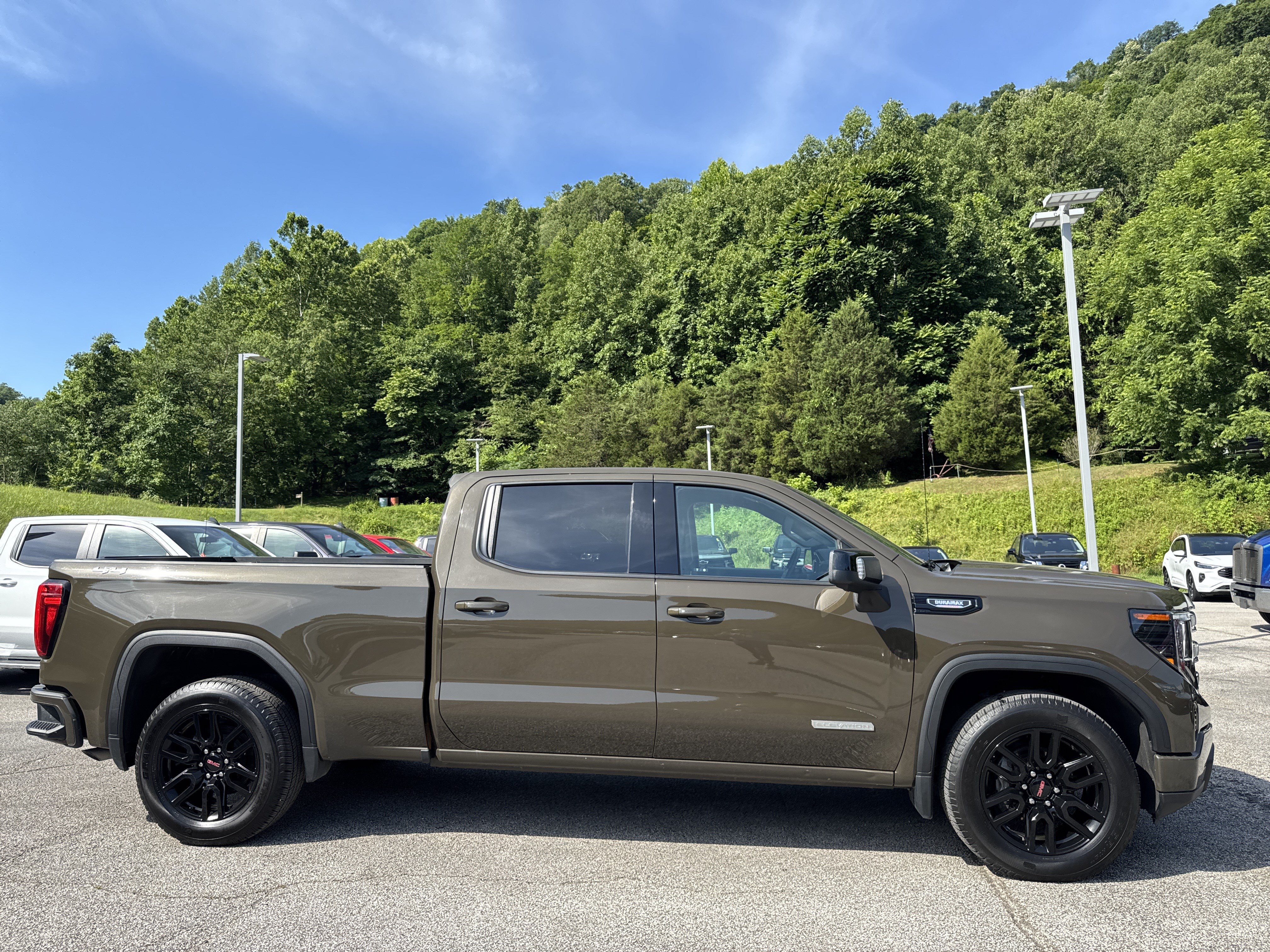 Used 2023 GMC Sierra 1500 Elevation w/ Preferred Package AWD/4WD image 5