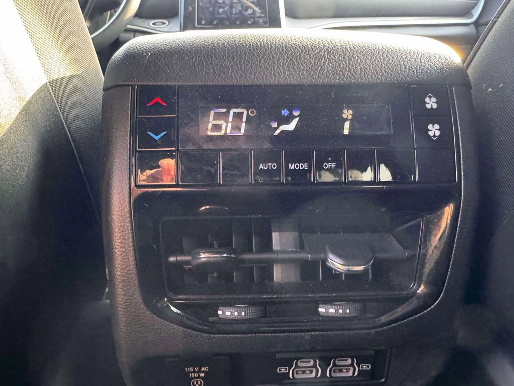 Used 2024 Jeep Grand Cherokee L Laredo image 11