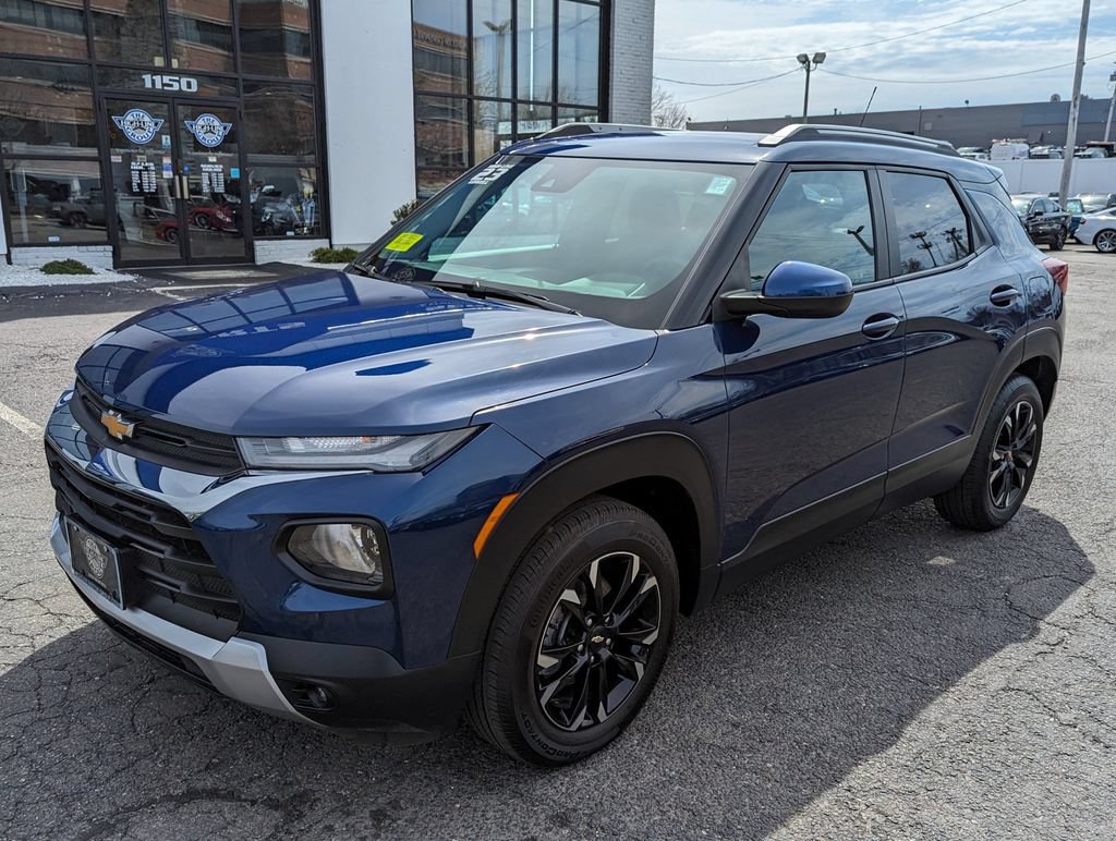 Used 2023 Chevrolet TrailBlazer LT FWD image 2