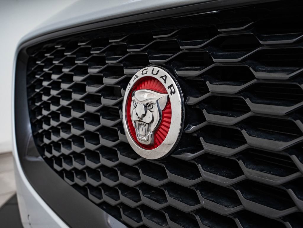 Used 2019 Jaguar E-PACE R-Dynamic SE image 3