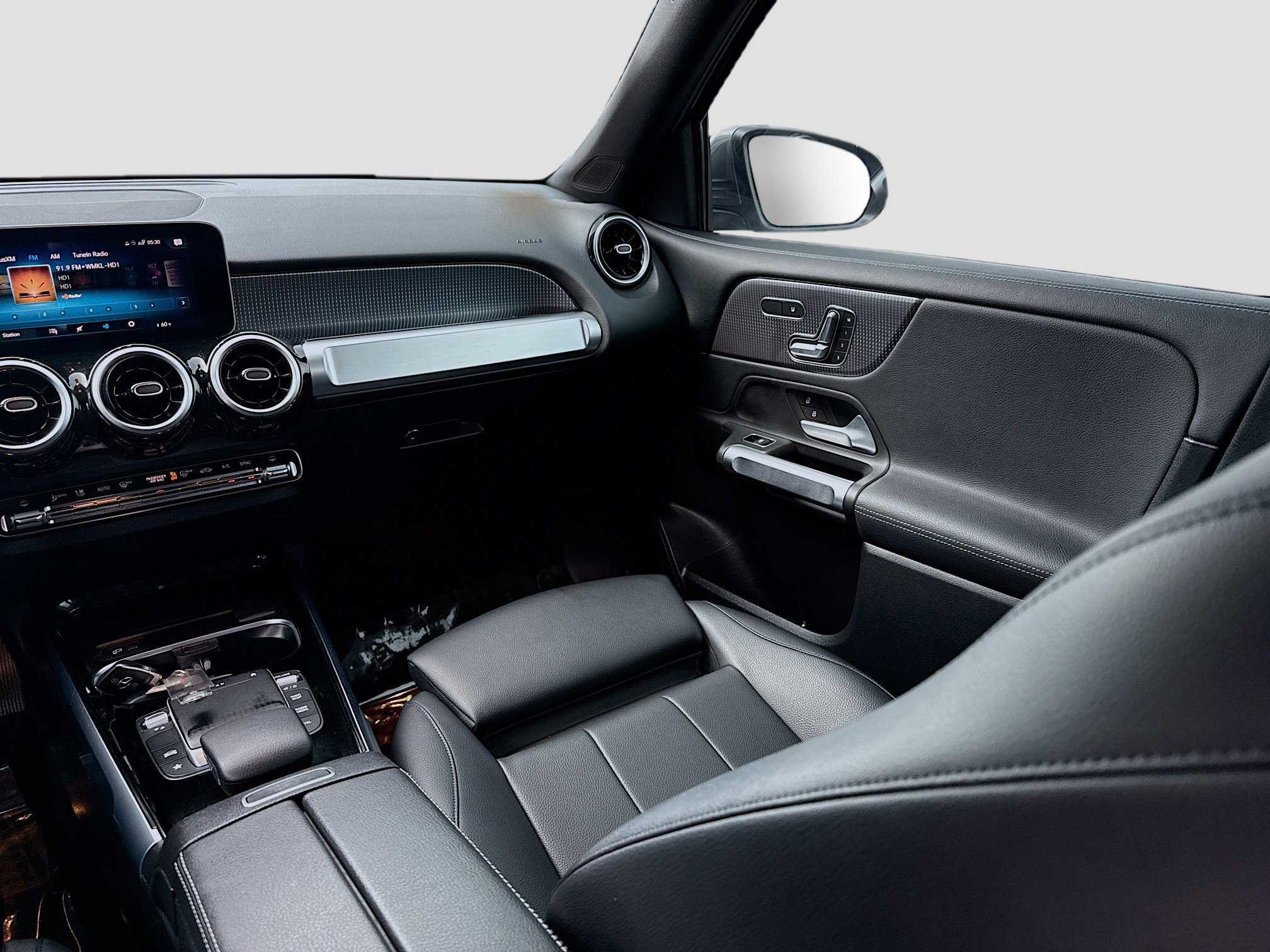 Used 2021 Mercedes-Benz GLB 250 4MATIC w/ Premium Package image 19